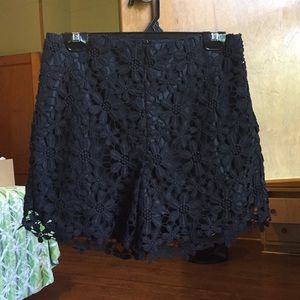 Detailed black dress shorts